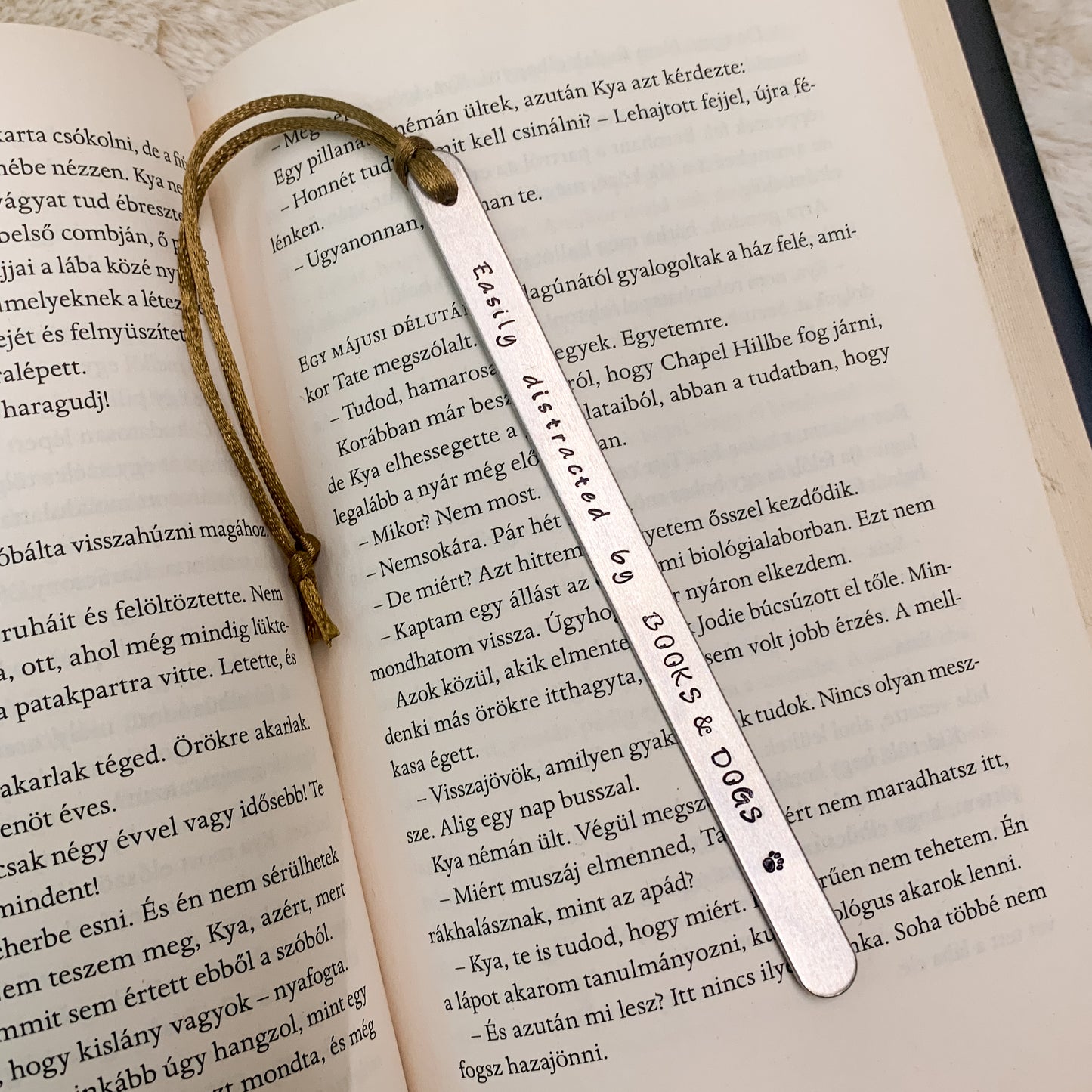 Moxy tags - egyedi könyvjelző - Easily distracted by books and dogs