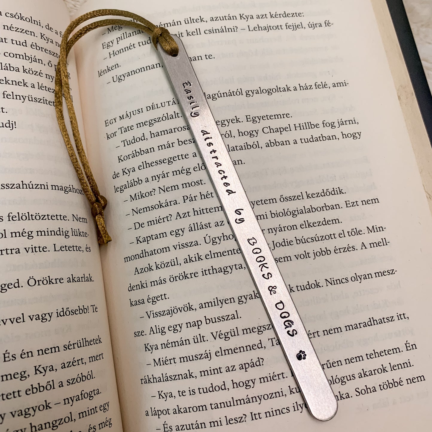 Moxy tags - egyedi könyvjelző - Easily distracted by books and dogs