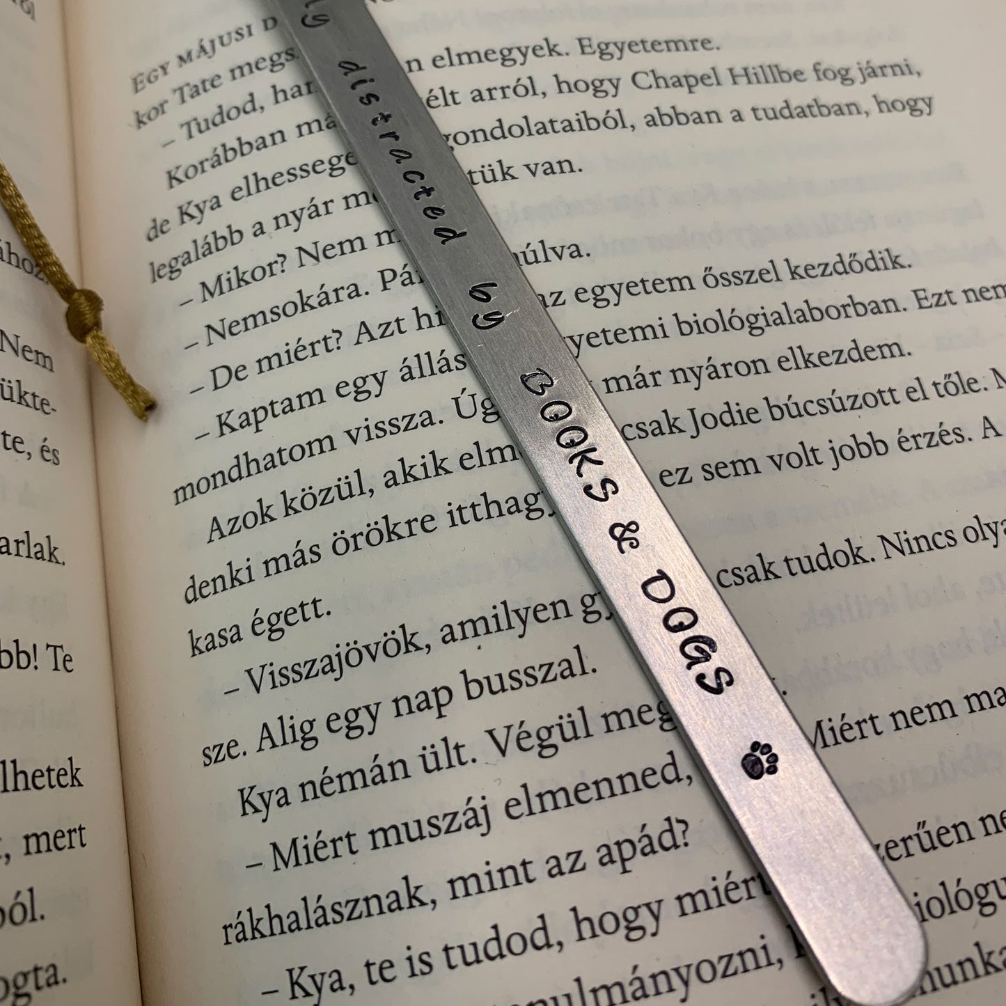 Moxy tags - egyedi könyvjelző - Easily distracted by books and dogs