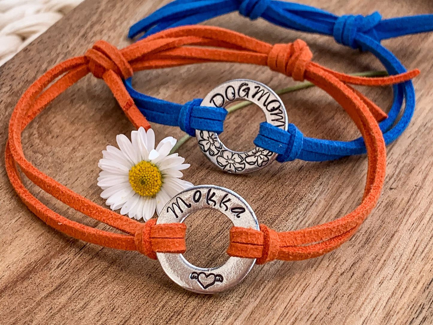 Moxy tags - Daisy - kézzel készült egyedi feliratos karkötő csúszócsomóval
