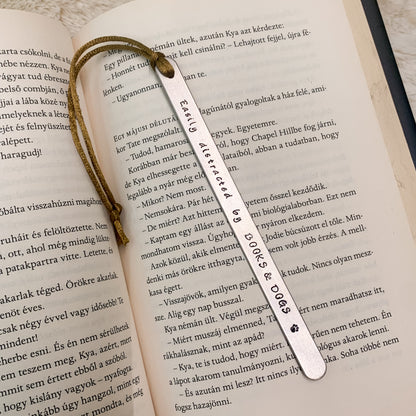Moxy tags - egyedi könyvjelző - Easily distracted by books and dogs