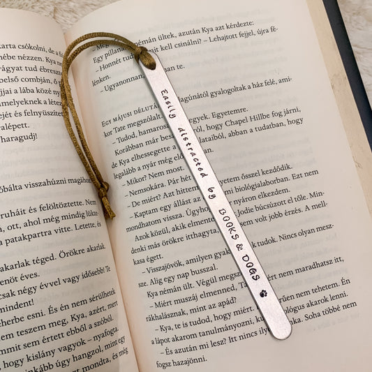 Moxy tags - egyedi könyvjelző - Easily distracted by books and dogs