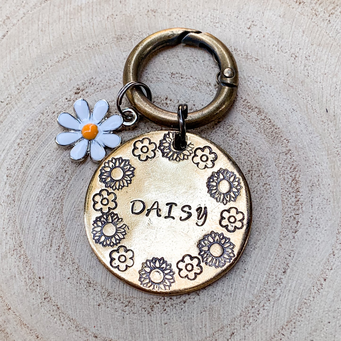 Moxy tags - Daisy -  kézzel készült egyedi kutyabiléta