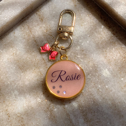 Rosie Blush - egyedi epoxy kutyabiléta