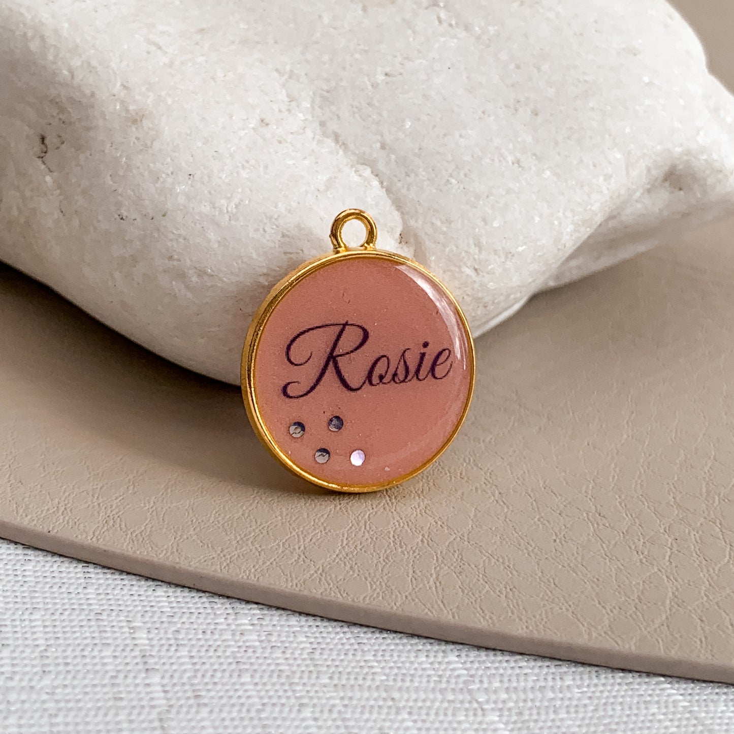 Rosie Blush - egyedi epoxy kutyabiléta
