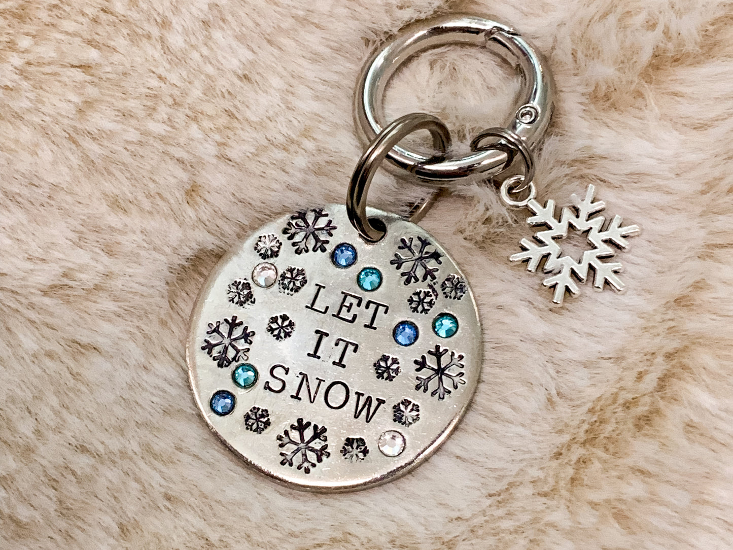 Let it Snow - karácsonyi kutyabiléta - kristályos kutyabiléta - kutyabiléta hópelyhekkel