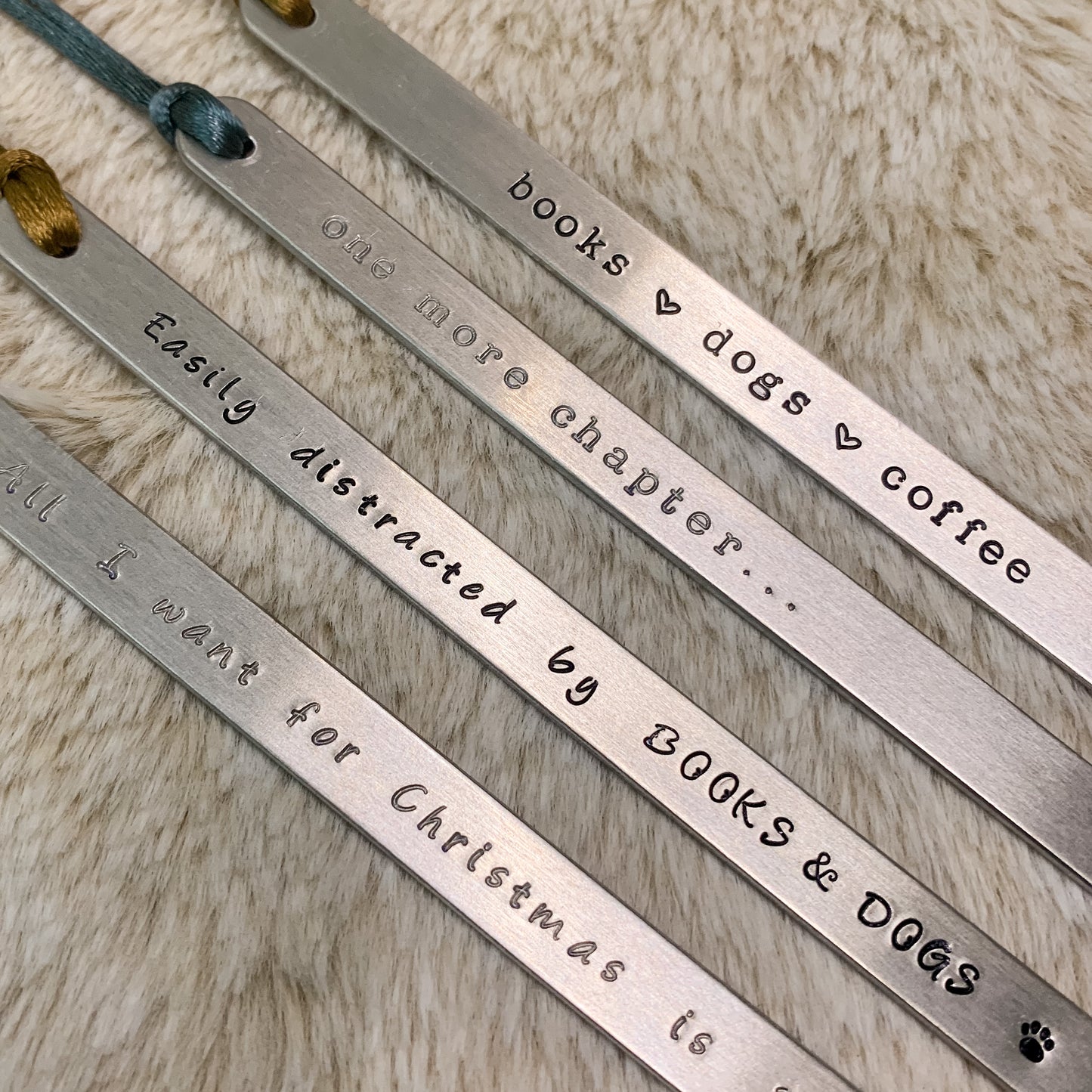 Moxy tags - egyedi könyvjelző - One more chapter