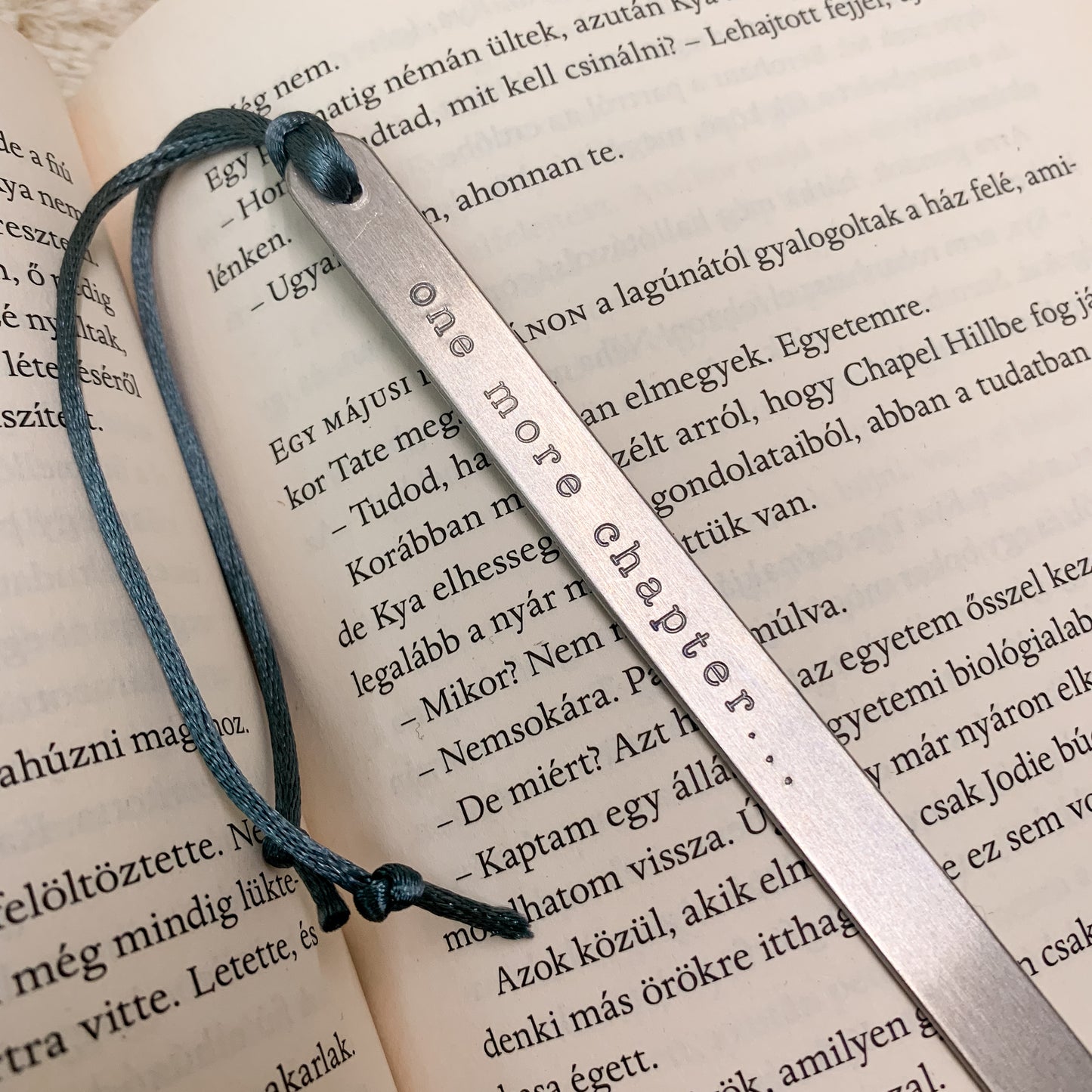 Moxy tags - egyedi könyvjelző - One more chapter