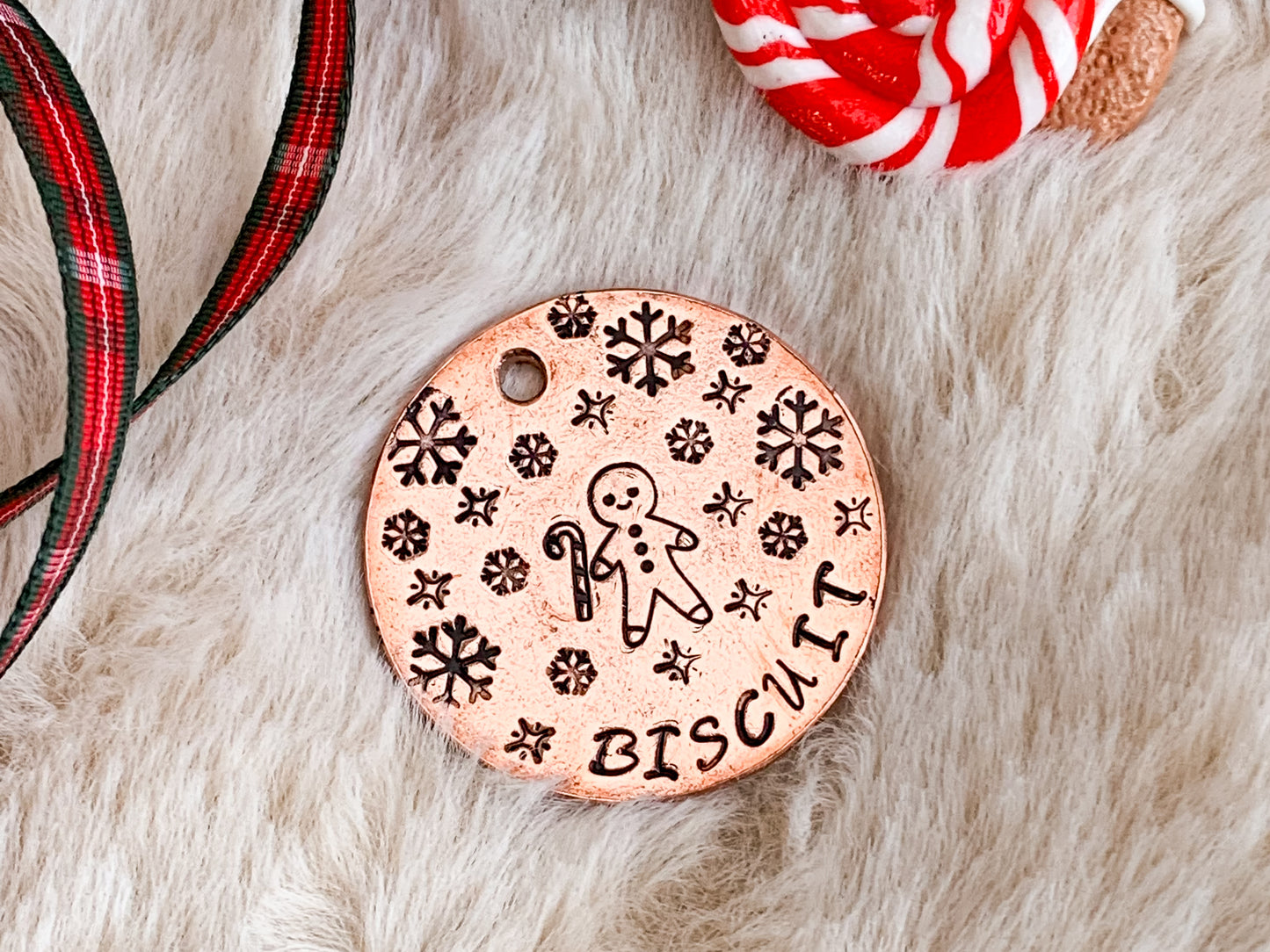 Moxy tags - Biscuit-  kézzel készült egyedi kutyabiléta