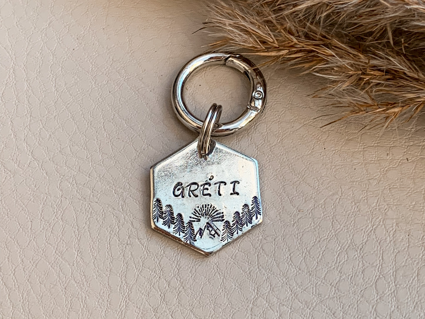 Moxy tags - Sunrise -  kézzel készült egyedi kutyabiléta