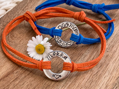 Moxy tags - Daisy -  kézzel készült egyedi feliratos karkötő csúszócsomóval