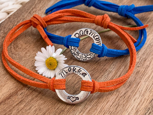 Moxy tags - Daisy -  kézzel készült egyedi feliratos karkötő csúszócsomóval