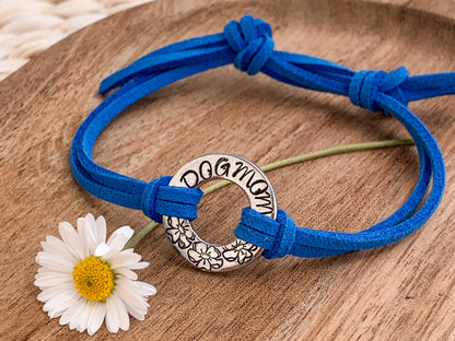 Moxy tags - Daisy -  kézzel készült egyedi feliratos karkötő csúszócsomóval