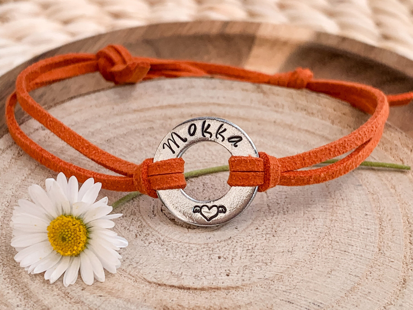 Moxy tags - Daisy -  kézzel készült egyedi feliratos karkötő csúszócsomóval