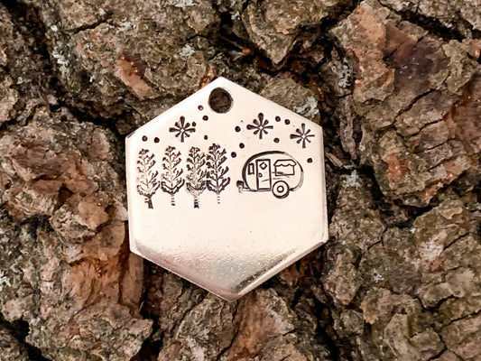 Moxy tags - Let's camp -  kézzel készült egyedi kutyabiléta